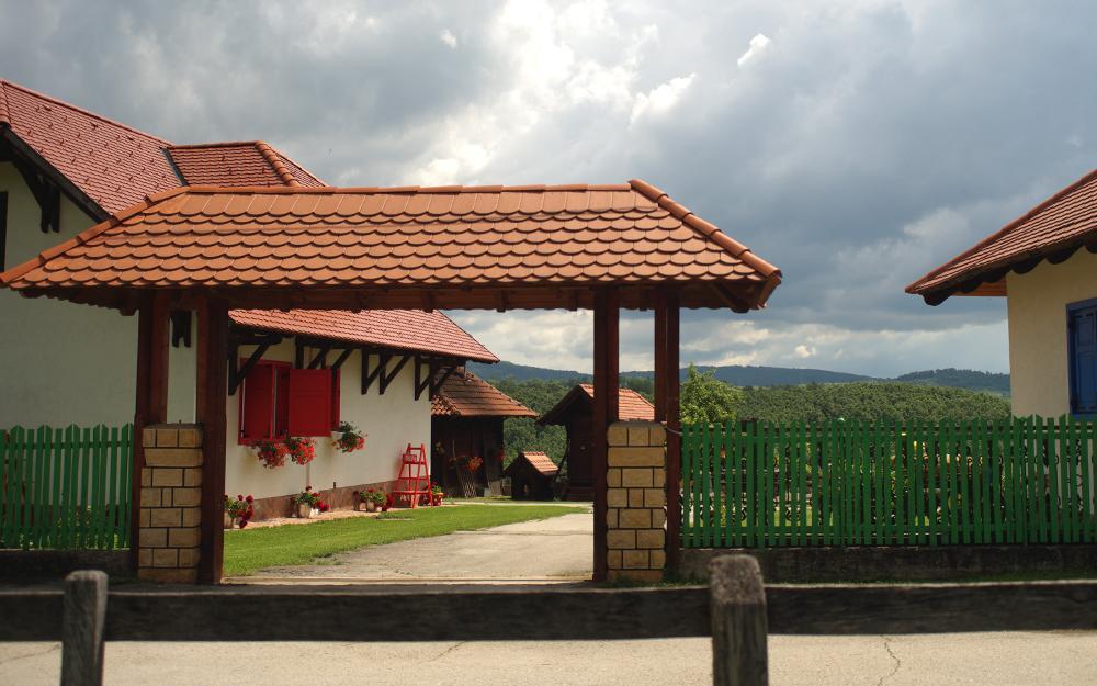 Etno Selo Rajski Konaci Leusici Luaran gambar